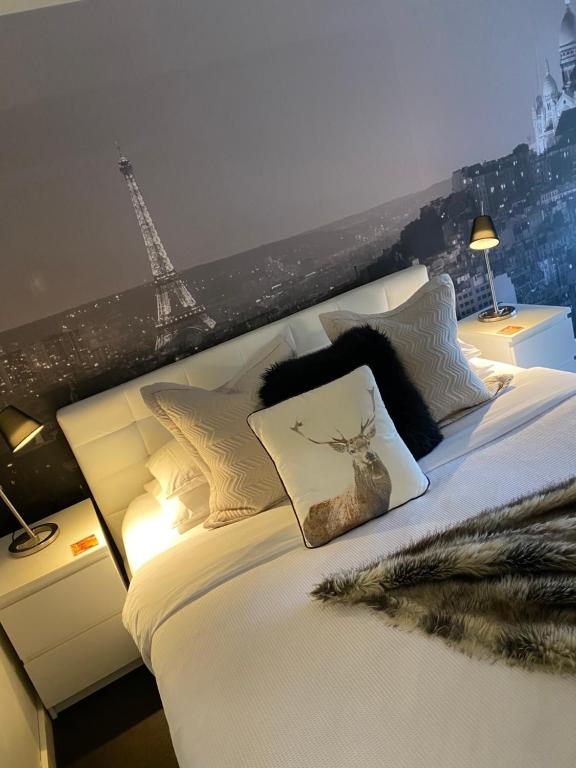 Paris Lorne photo