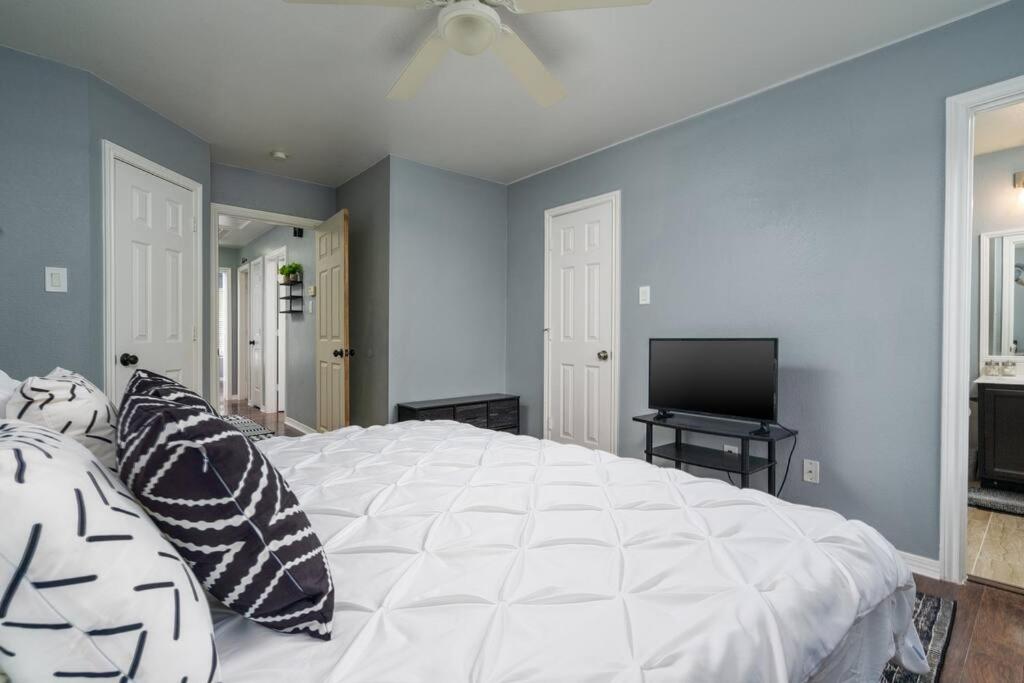 Elegant/4miles to Downtown/Gameroom & Firepit photo