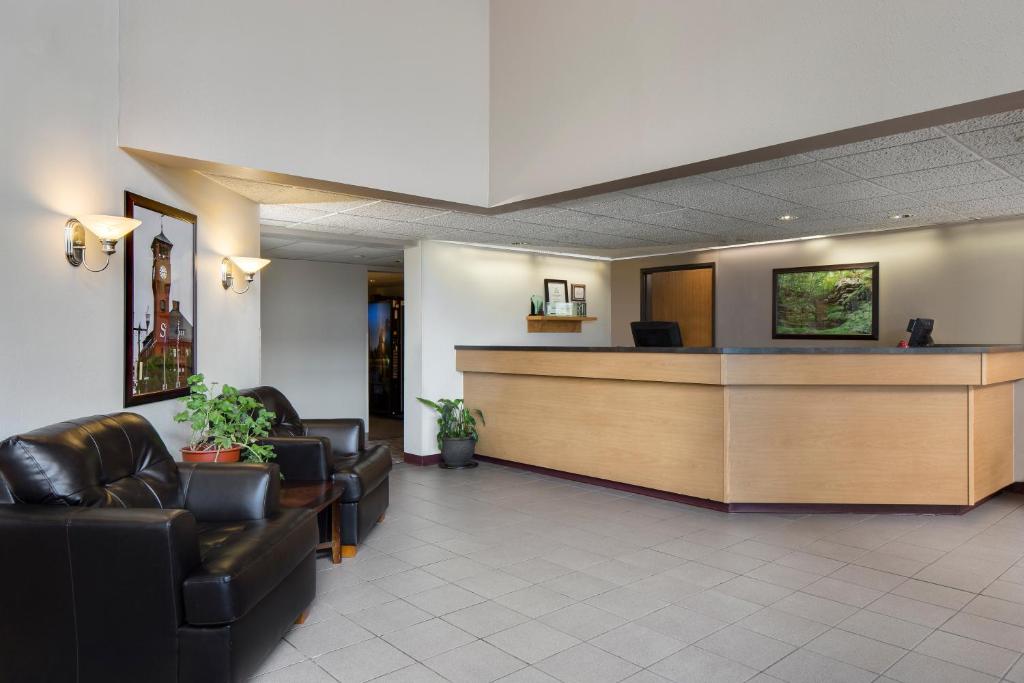 Super 8 By Wyndham Menomonie Wi photo