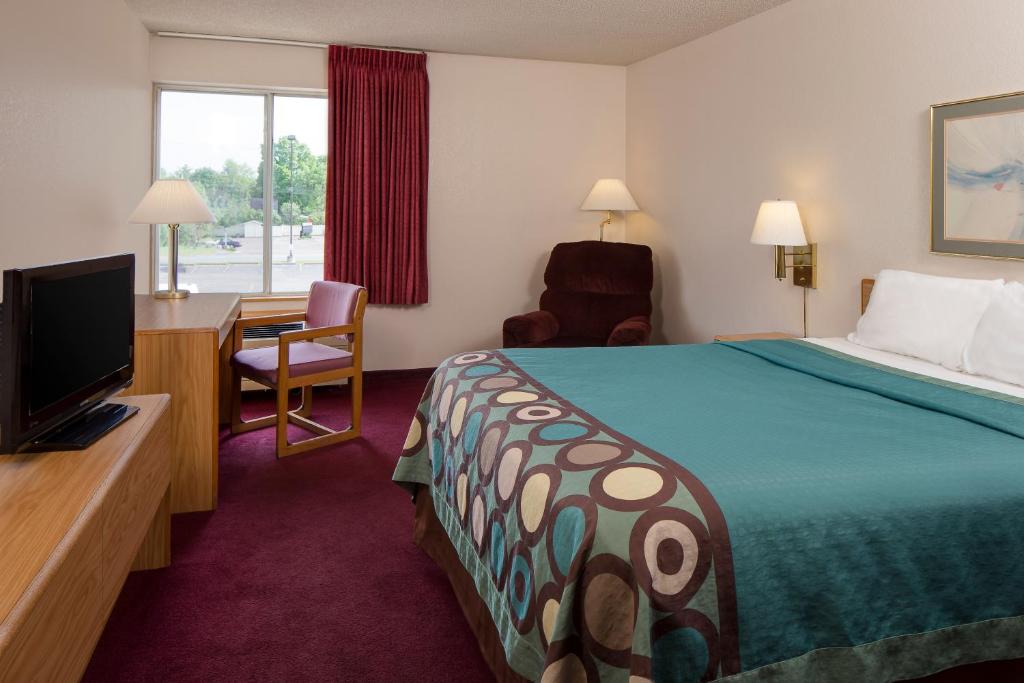 Super 8 By Wyndham Menomonie Wi photo