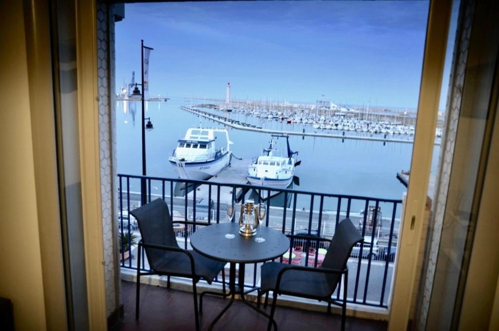 ''Luigi'' BALCON SUR LA MER et le Port de Sète - 3