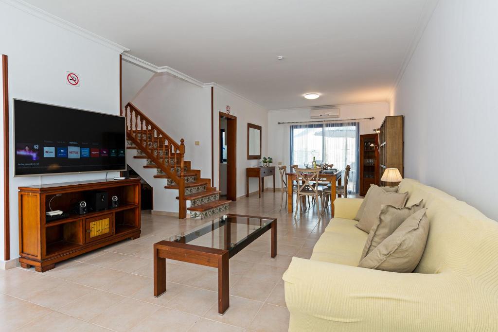 3BR Home - Private Heated Pool - Parking - 2