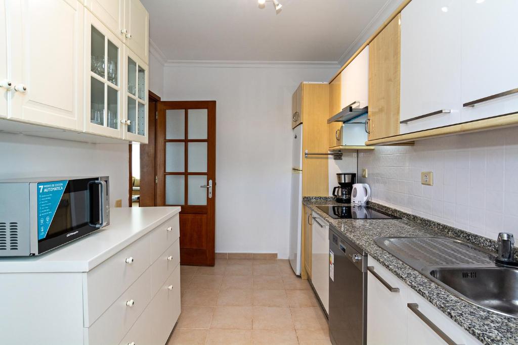 3BR Home - Private Heated Pool - Parking - 4
