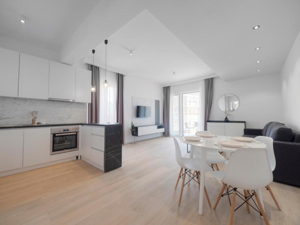 Modern Two Bedroom Apartment with Partial Sea View, Pool and Parking - 1