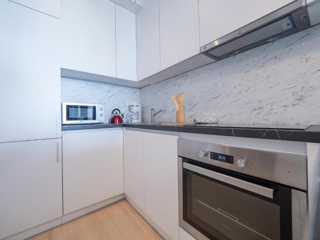 Modern Two Bedroom Apartment with Partial Sea View, Pool and Parking - 4