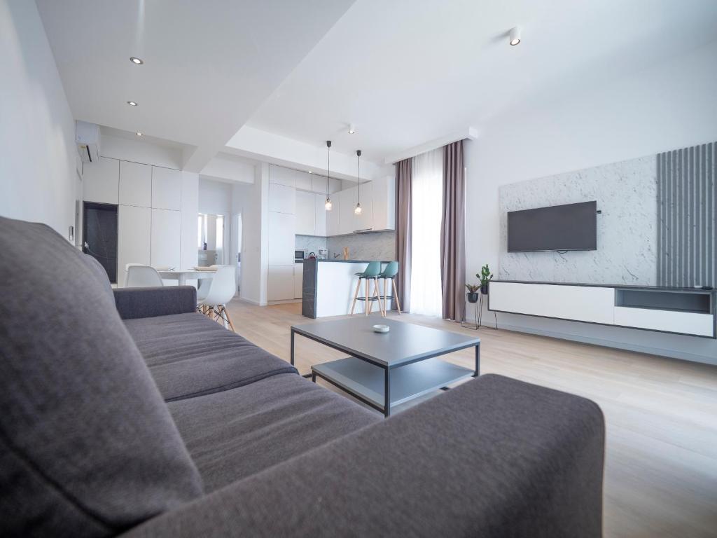Modern Two Bedroom Apartment with Partial Sea View, Pool and Parking - 3