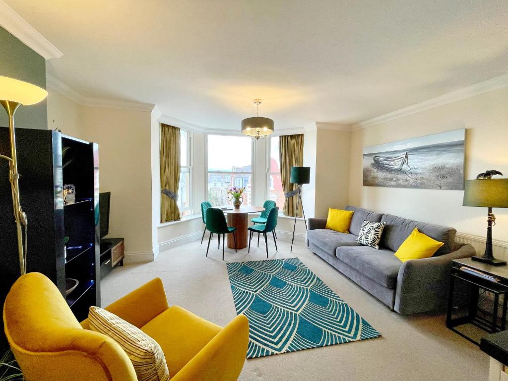 Beautiful chic apartment, lift, views & parking, Scarborough