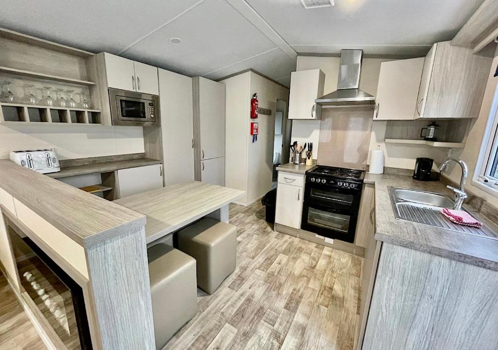Luxury 3-Bedroom Caravan, Newperran Holiday Park photo 4