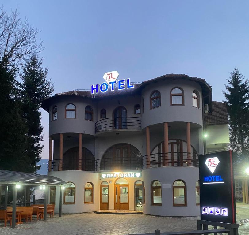 Hotel5E, Plav