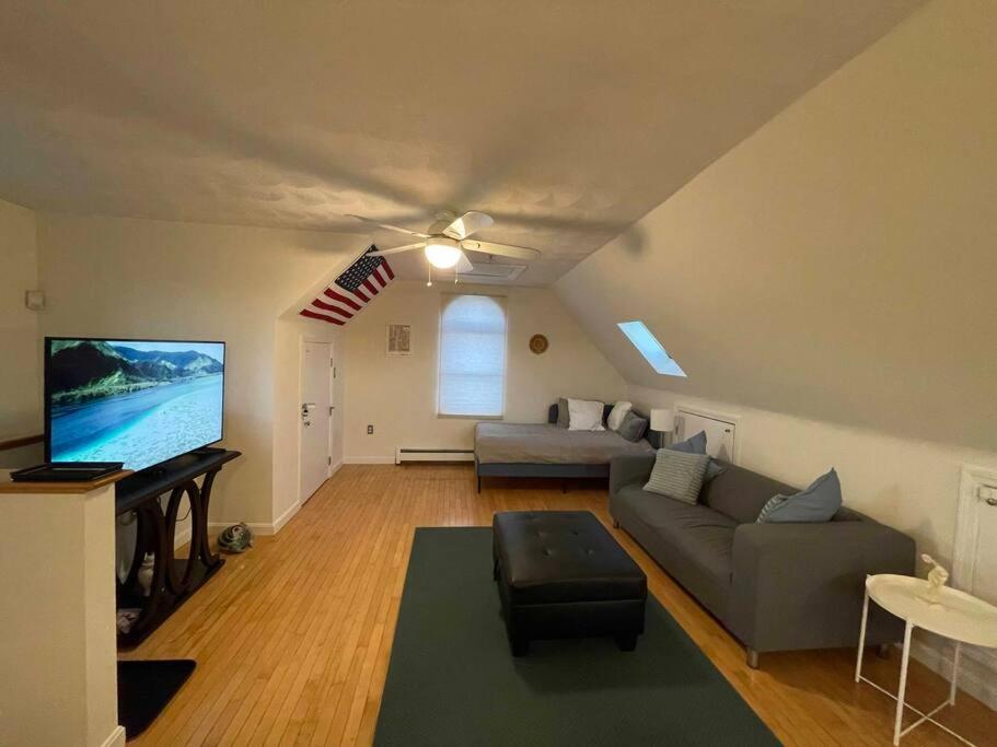 Cozy condo with all perks &amp; parking close to Encore Casino — Hotel in Everett (MA)