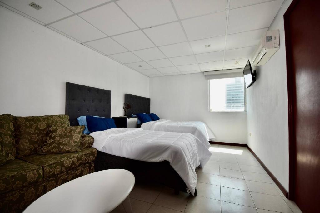 Room In Guest Room - Habitacion Tipo Hotel En Obispado - Photo 1 of 10