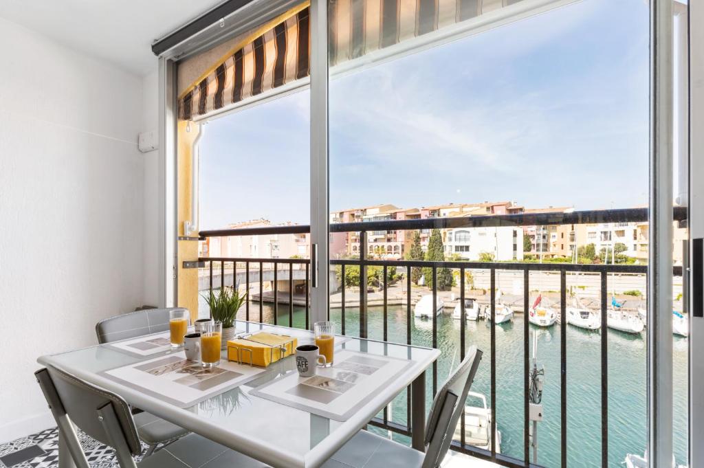 Little Venezia by POM, au bord de l'eau, parking, Cap d'Agde