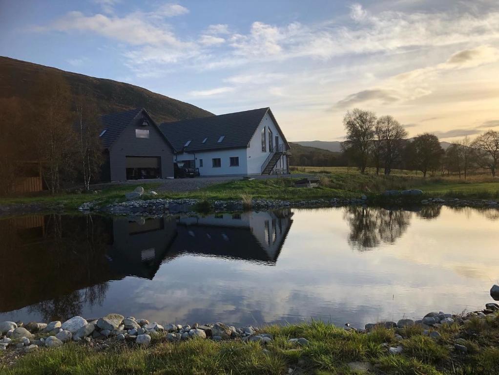 Rest At Last - Highland Apartment with Private hot tub, Whitebridge