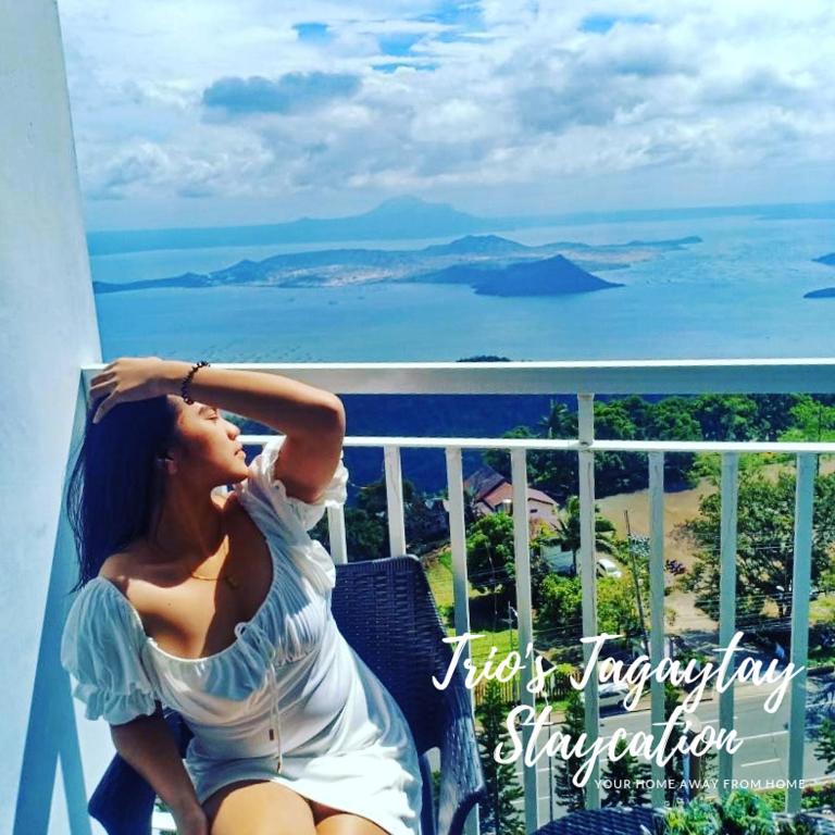 Trio's Tagaytay Staycation "Rustic" Taal view with balcony — Hotel in Tagaytay
