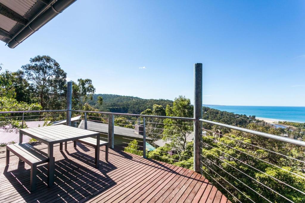 Seamist elevated with an amazing outlook - BYO Linen, Lorne