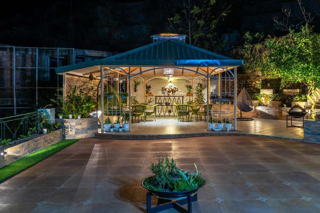 StayVista at The Zevog Villa w Anglo-Indian interior — Hotel in Kasauli