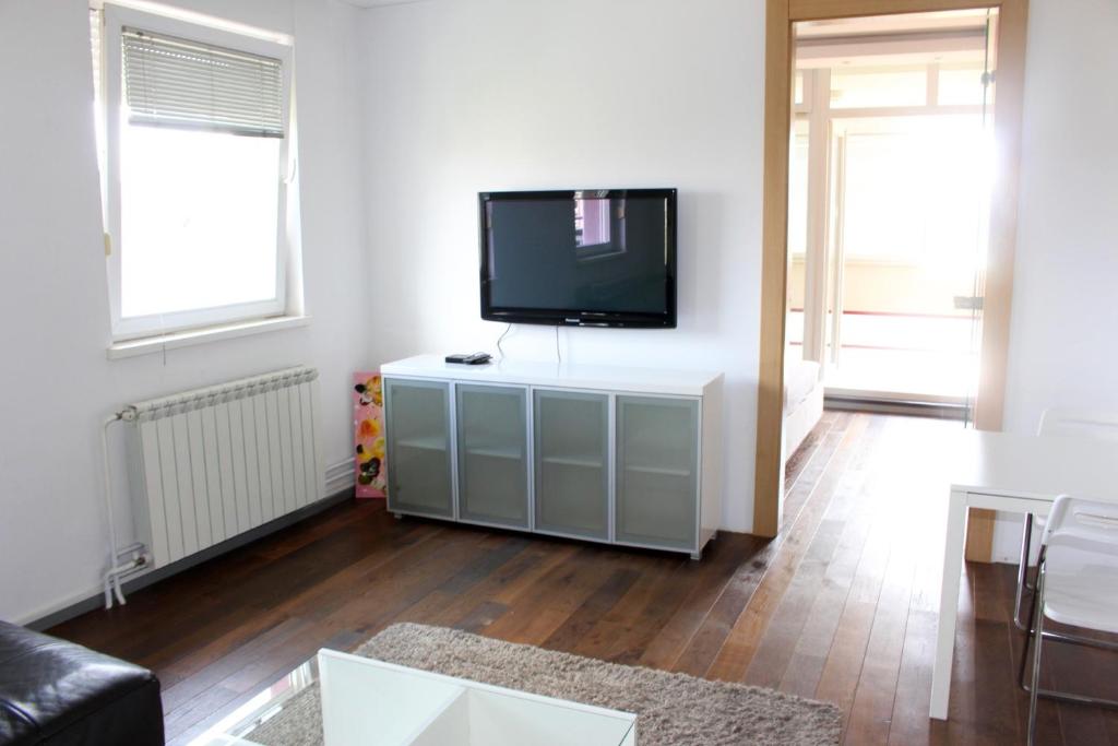 White Tuxedo Apartment - 1
