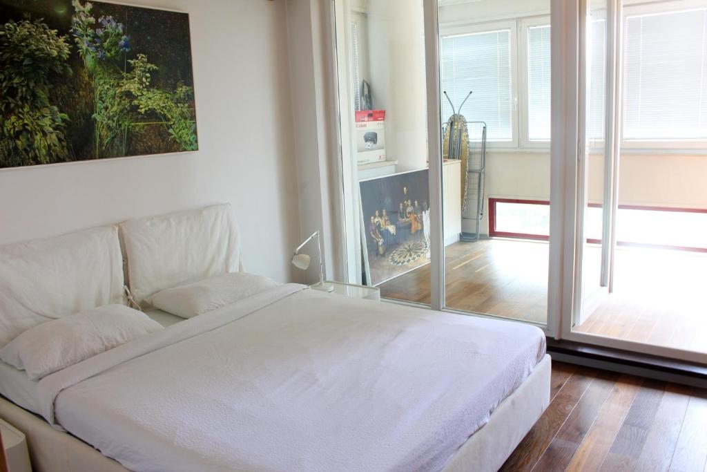 White Tuxedo Apartment - 2