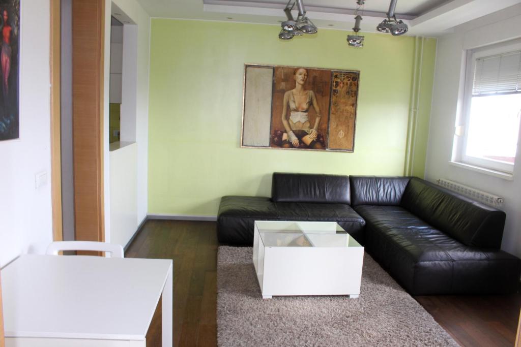 White Tuxedo Apartment - 4