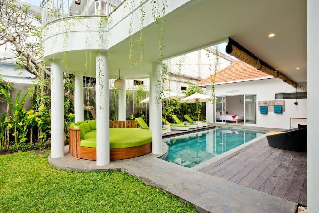 Beachfront 3Br Pool Villas La Plancha Seminyak 3 — Hotel in Bali