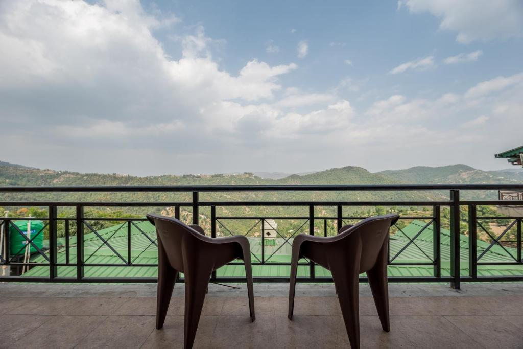Twilight Ridge, Studio overlooking the hills w wifi by Roamhome photo