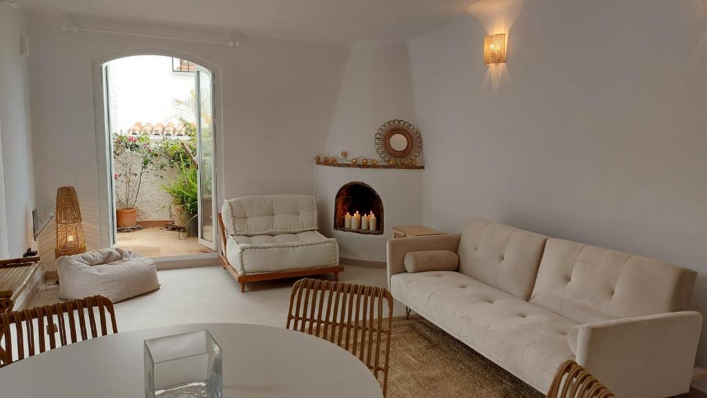 New Boho Home with Balcony, Private Garden and Communal Pool, Nerja