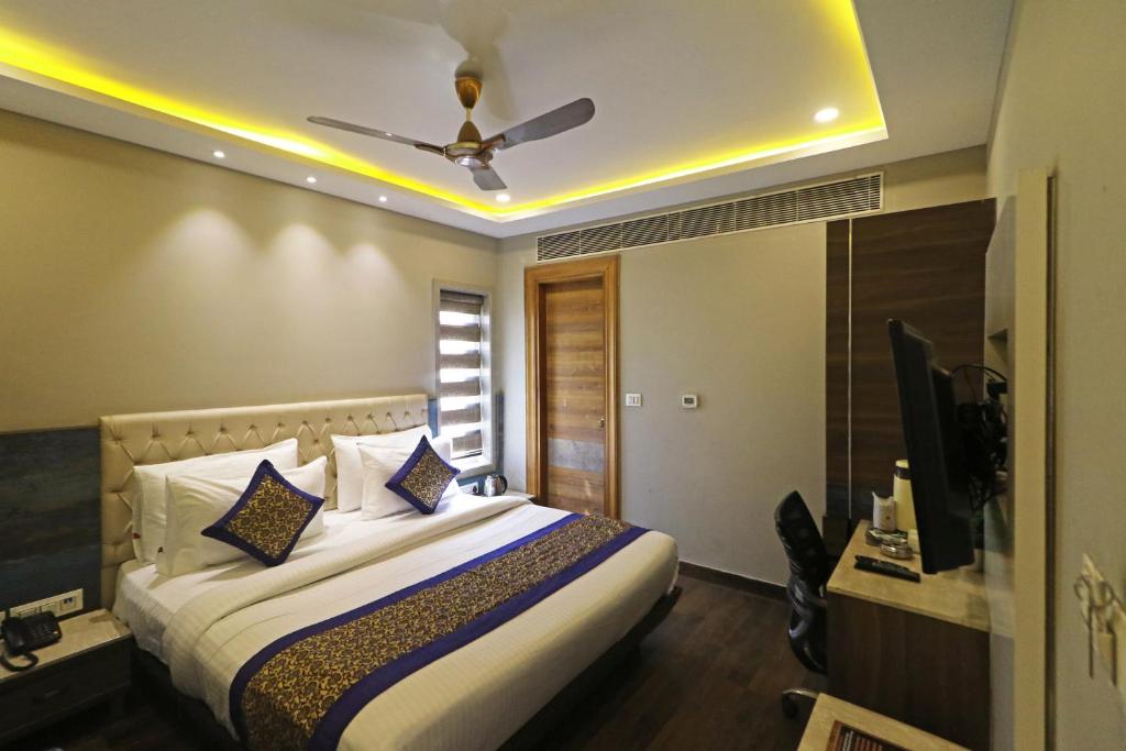 Hotel The IVY Grand With Free Secured Parking photo