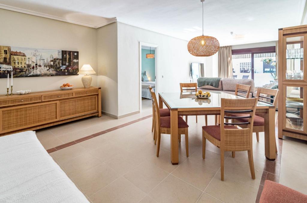 Amazing 2-Bedroom Retreat in Nueva Andalucia, Steps from Centro Plaza - 2