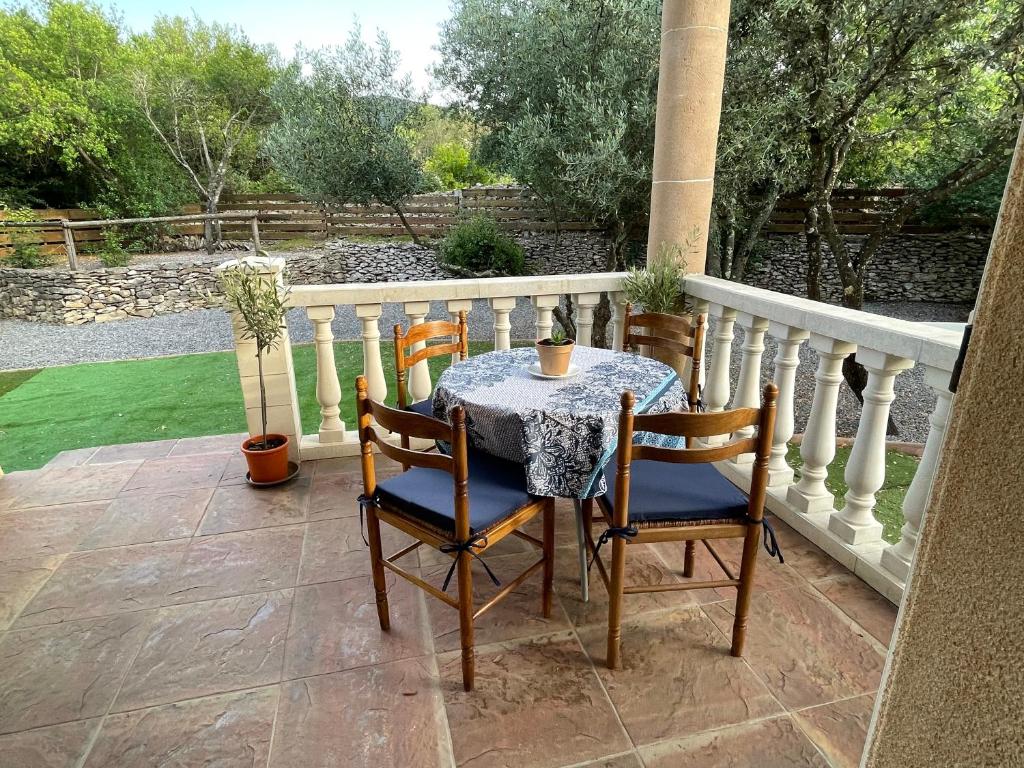 Captivating 2-Bed, 1 bath Cottage, Private Garden & Shared Pool in Sauve, Sauve