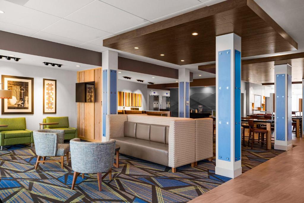 Holiday Inn Express & Suites Sanford- Lake Mary photo