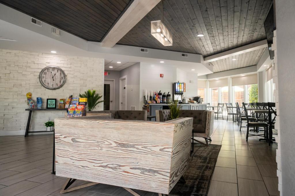 Lobby, Twin Mountain Inn & Suites in Pigeon Forge (TN)