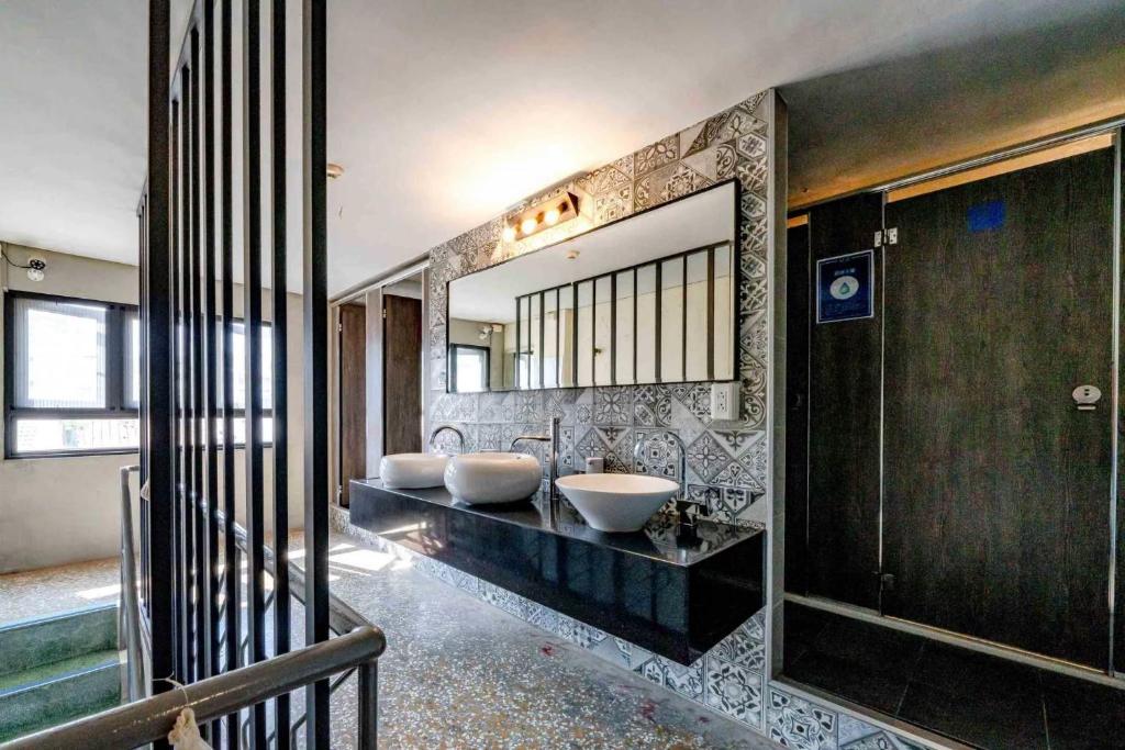 Bathroom, 樂客背包旅棧 Local Backpacker Hostel in Tainan