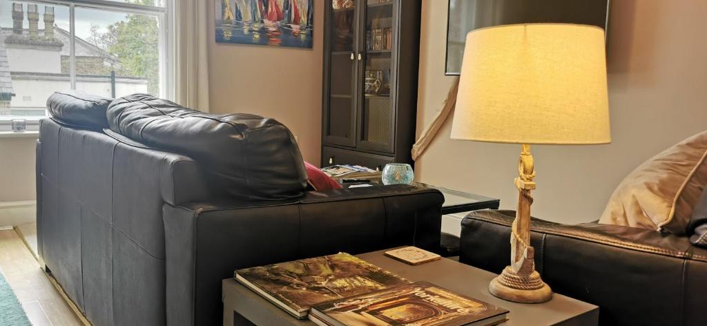 Flat 12 Sebastian Court - 2 beds with a four poster, Scarborough