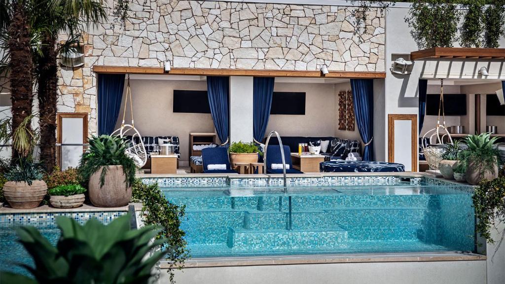 Swimming pool