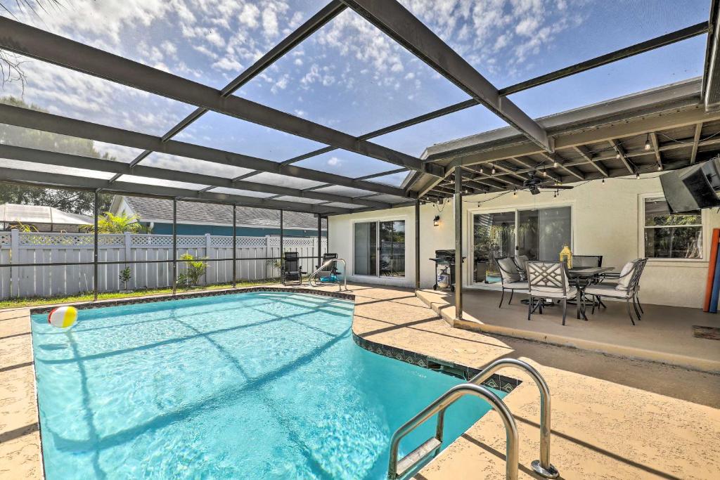 Lavish Holiday Home with Lanai and Heated Outdoor Pool