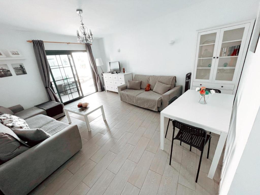 Lovely pool view apartment near beach, Luz y Mar + Vv License - 2