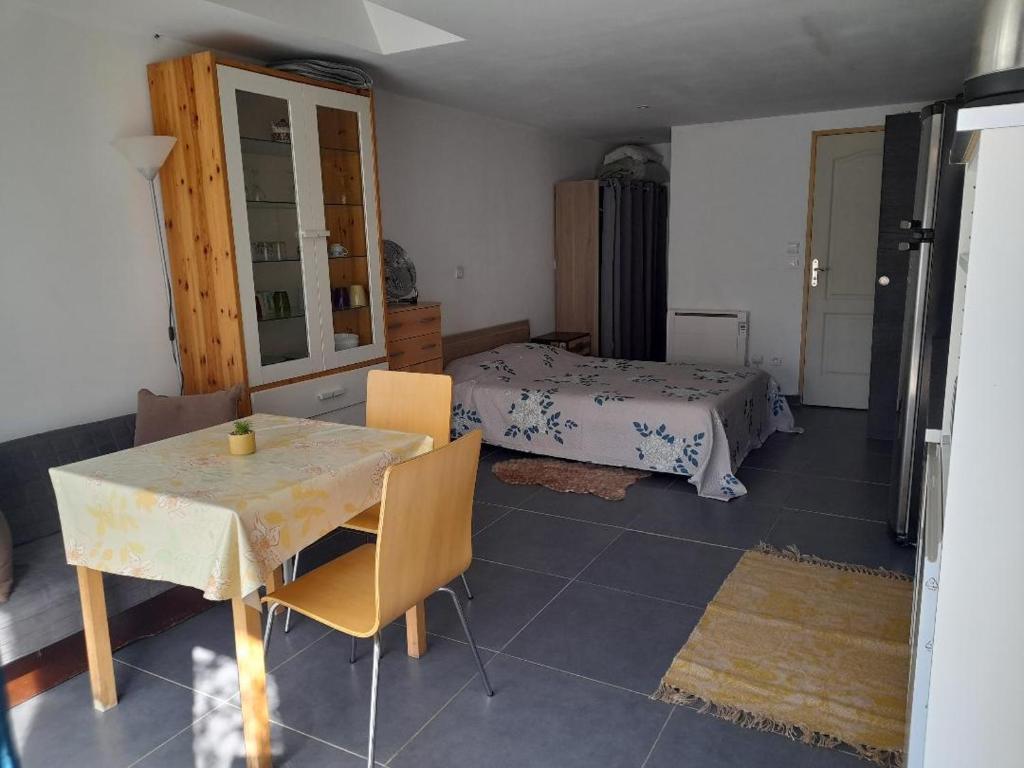 STUDIO avec une place de parking - 2