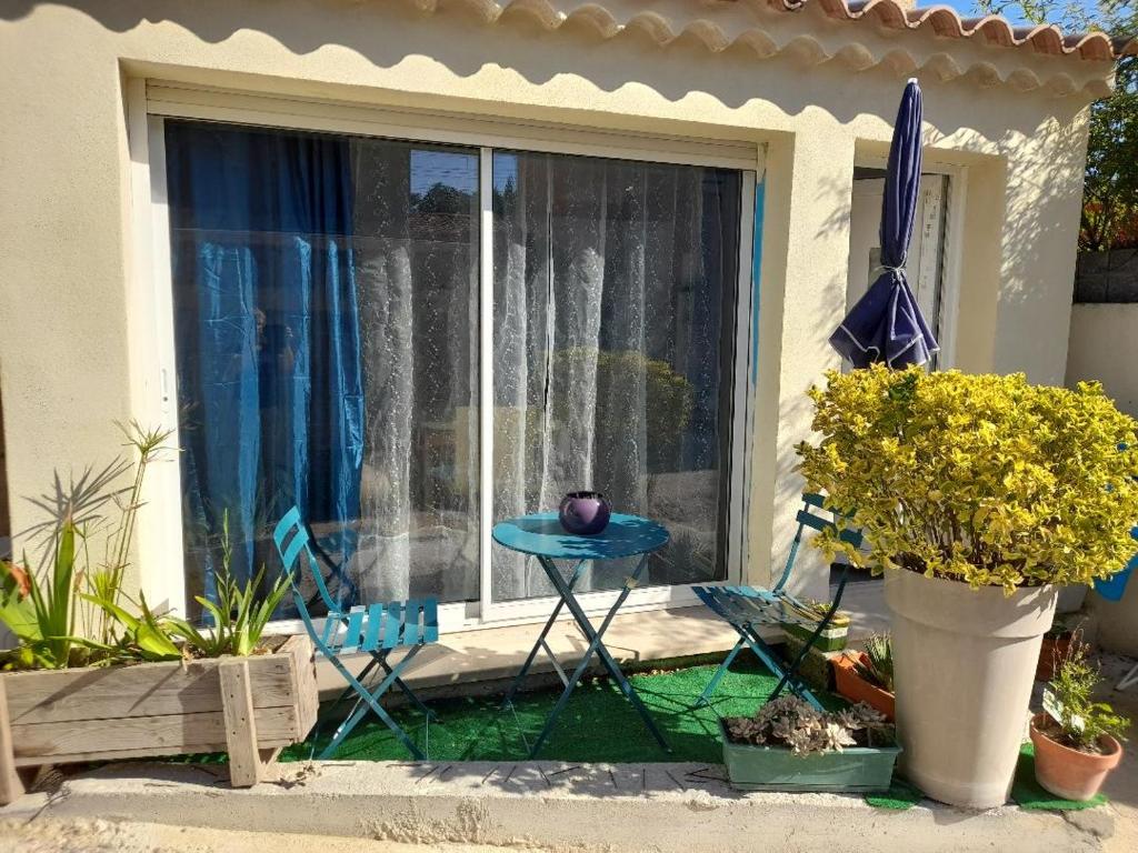 STUDIO avec une place de parking - 1