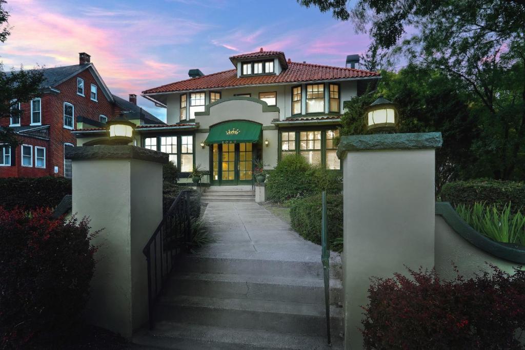 Contessa Quarters at Kings Cottage