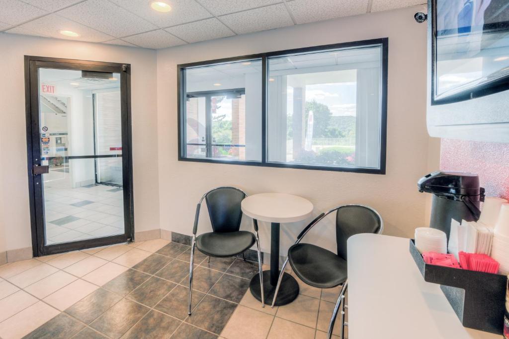 Motel 6-Niantic, CT - New London photo