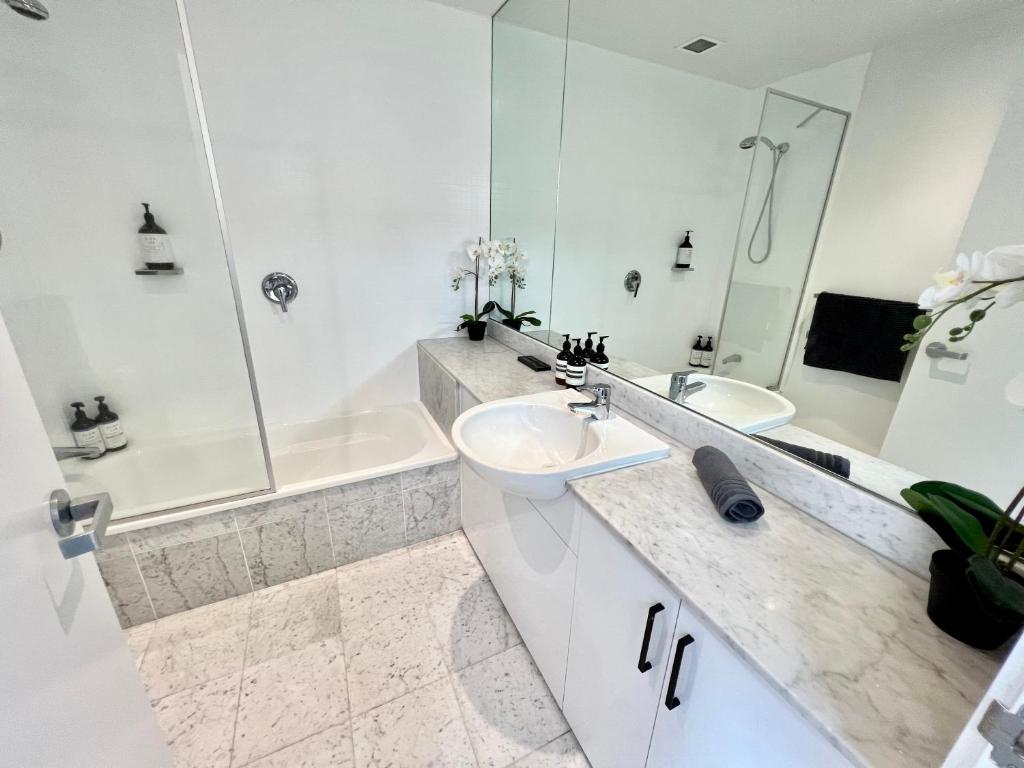 Luxury St Kilda Townhouse in the Sky photo