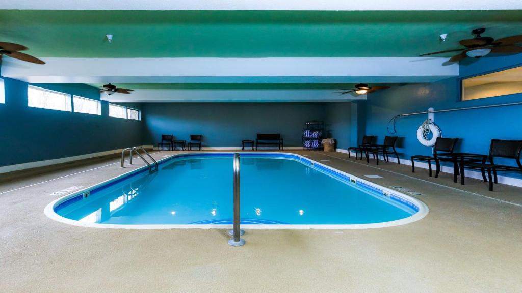Holiday Inn Express Osage Beach - Lake of the Ozarks photo