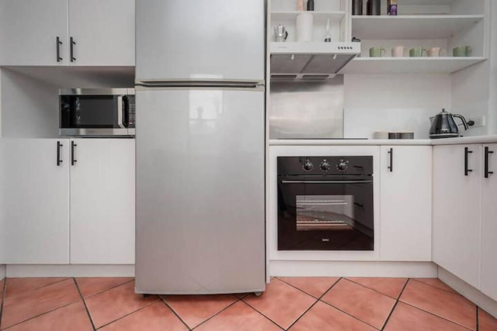 CBD apartment by the Hospital. WiFi and Parking photo