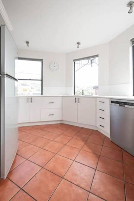 CBD apartment by the Hospital. WiFi and Parking photo