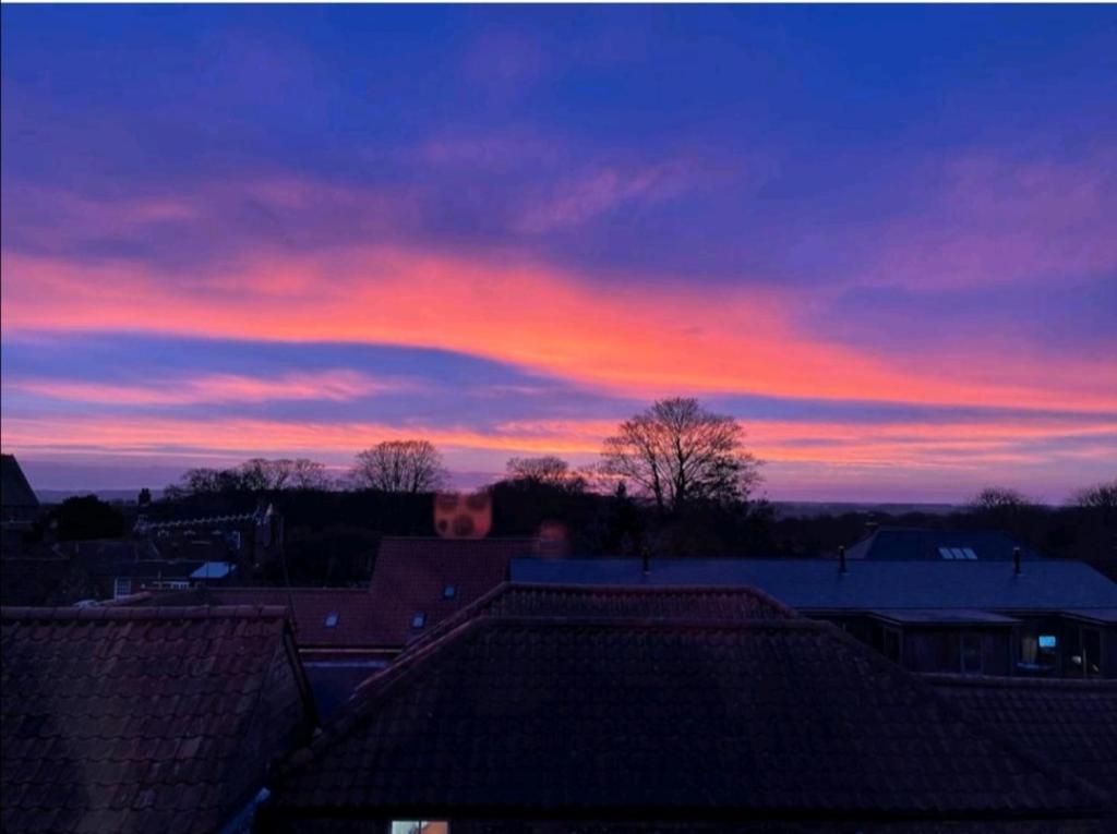 Sunset View, 2 bedrooms in the heart of Holt with parking, Holt