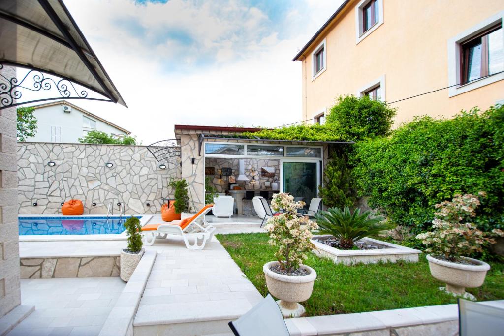 Mejic Apartments — Hotel in Kotor