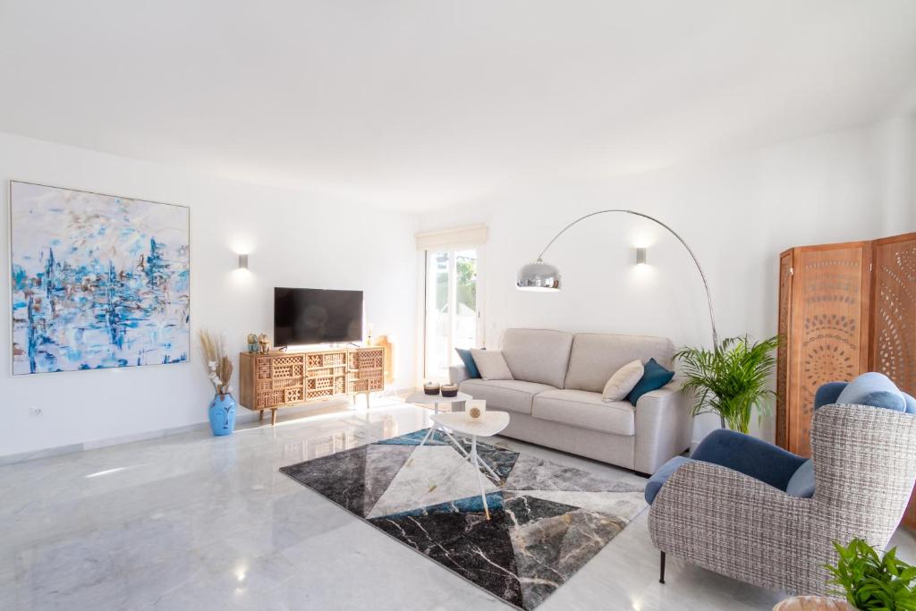 MARBELLA BANUS SUITES - Lis - Banús - Spectacular 1BR - 1BA - Stylishly Redecorated - Super Bright - 3 Outdoor Terraces - Outdoor Dining & Lounge Areas - Pool - Perfect for Couples - 4