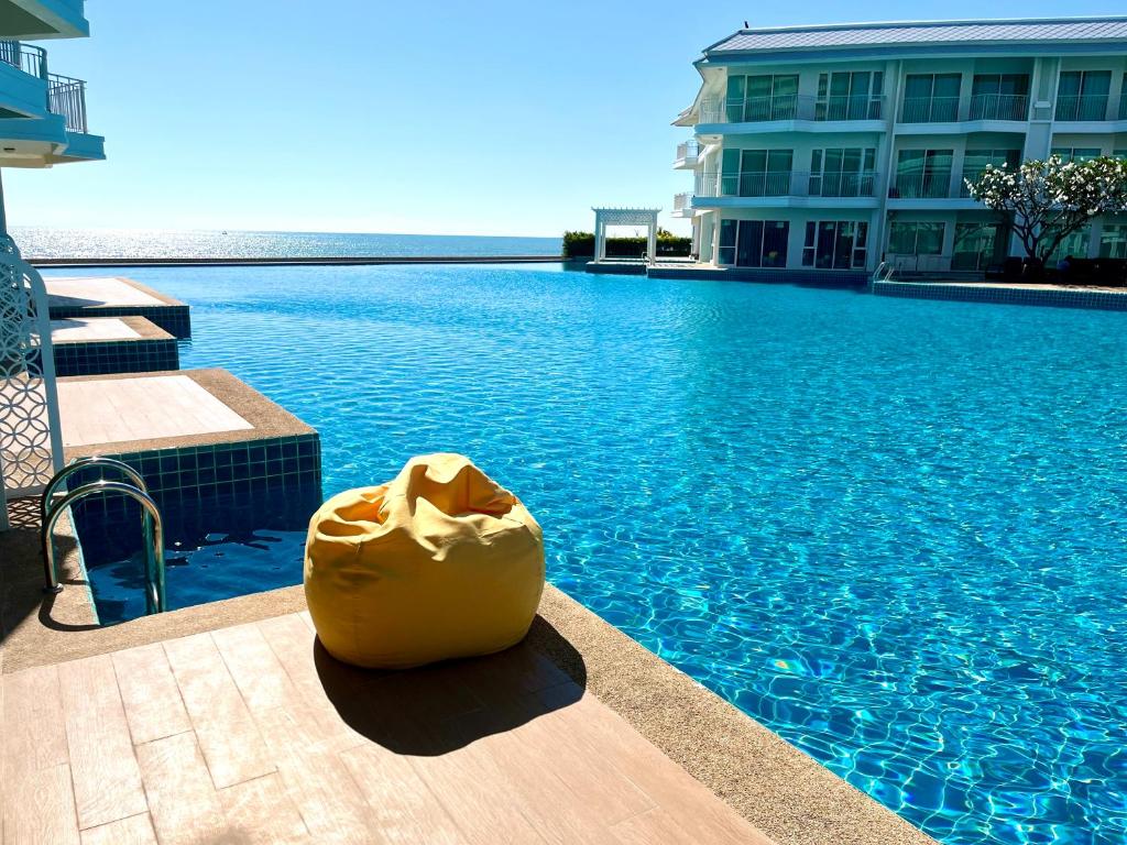 On-the-Beach Seaview With Pool Access - 1 Bedroom by Sweethome — Hotel in Hua Hin / Cha-am