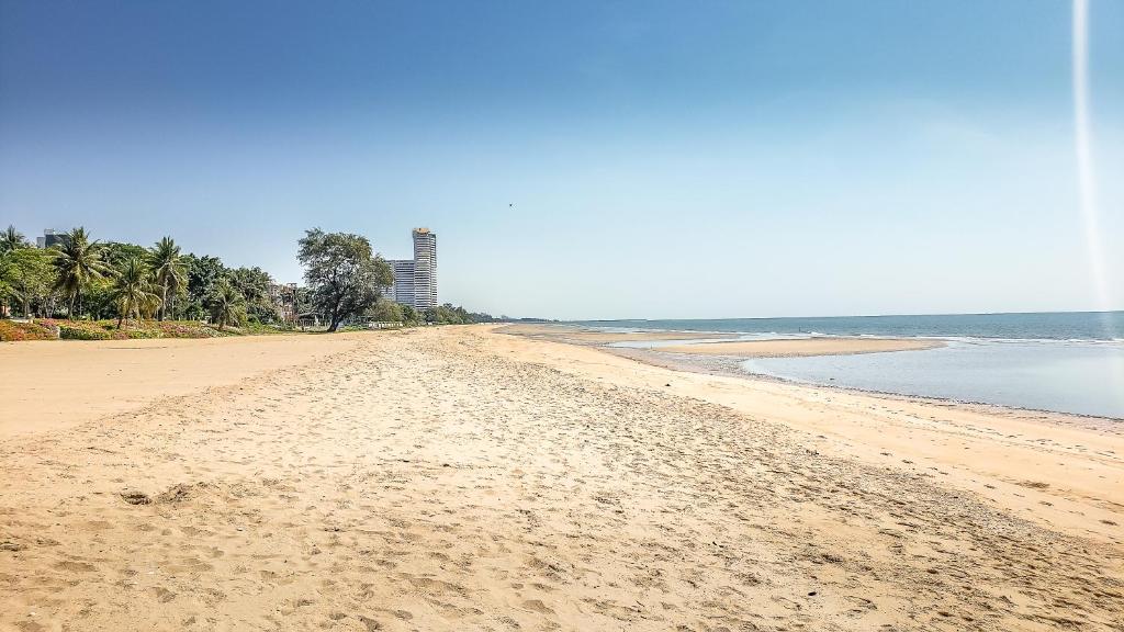 On-the-Beach Seaview With Pool Access - 1 Bedroom by Sweethome photo