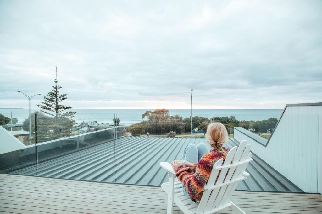 Joy Apartment 3, Lorne